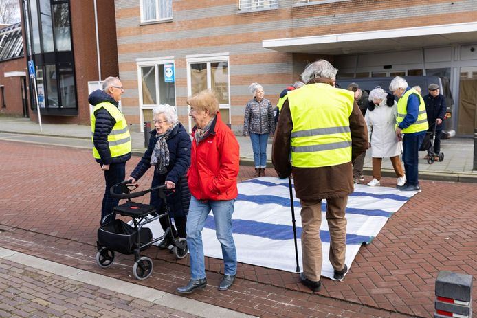 Bewoners legden uit protest donderdag zelf een zebrapad bij de oversteek.