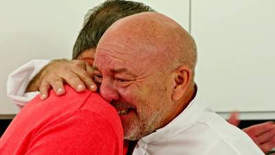 KIJK. Piet Huysentruyt barst in tranen uit tijdens ‘SOS Piet XL’: “Bomma was heel fier op jou”