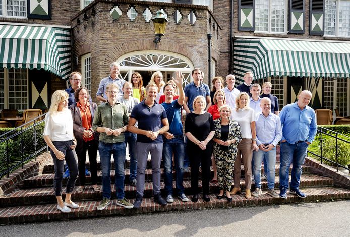 Ministers en staatssecretarissen poseren vóór het Brabantse Hotel Bos en Ven tijdens de traditionele heidag aan het begin van het politieke seizoen.