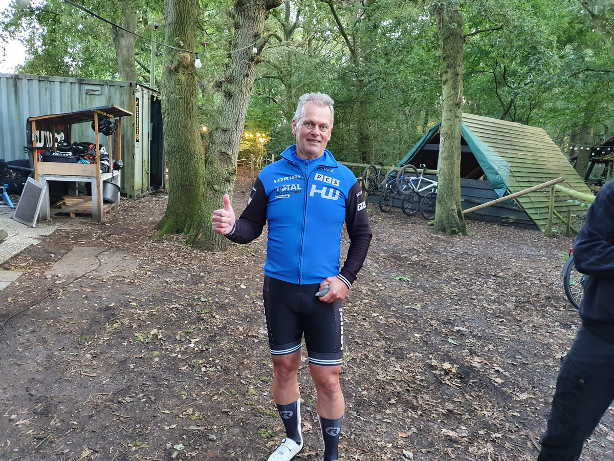 Op een geleende tijdritfiets wordt Jan Bakker (61) gewoon Nederlands