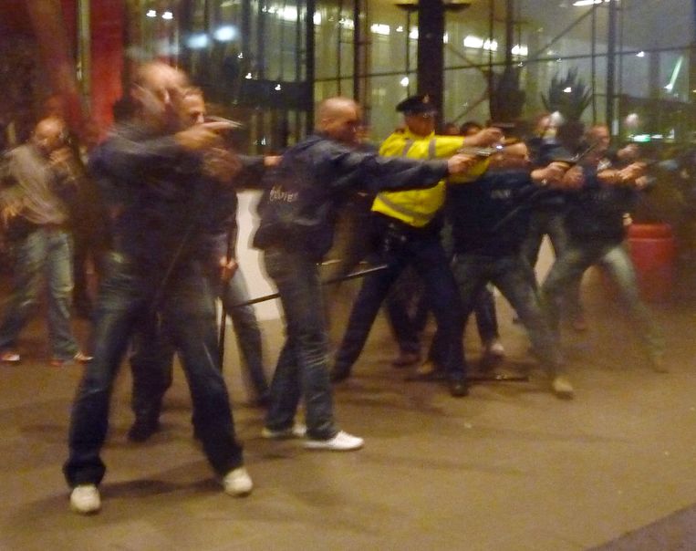 In 2012 trachtten bijna honderd Feyenoordfans het Maasgebouw te bestormen. Ze eisten het vertrek van Eric Gudde, algemeen directeur bij Feyenoord. Beeld WFA / Kees Spruijt