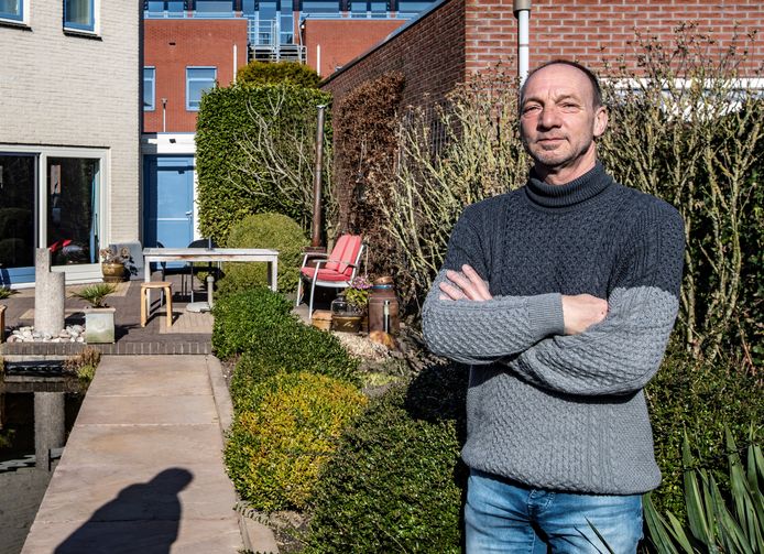 Dries van Marle heeft zich vastgebeten in het tegenhouden van plannen van IrisZorg om in een kantoorpand tegenover zijn huis 24 'beschermd wonen-appartementen' te realiseren.