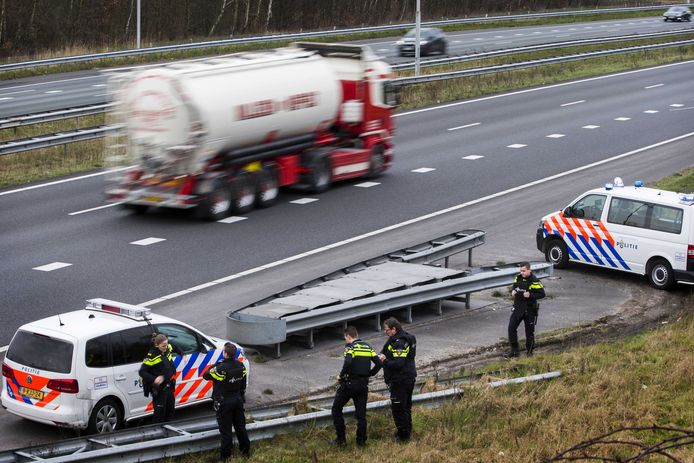 Nederlandse agenten bij een controleactie op de E19/A16 ter hoogte van de grensovergang Meer (Hoogstraten). Foto uit 2016.