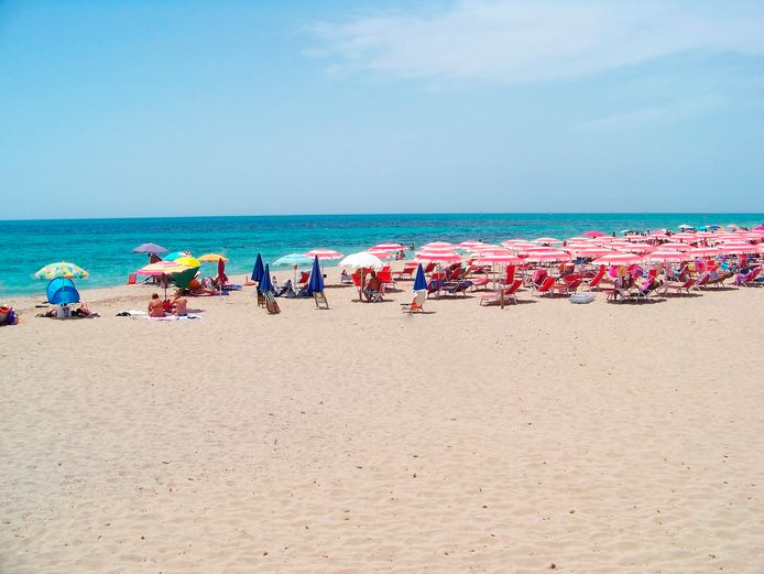 Op de stranden aan de populaire Adriatische kust in Zuid-Italië mogen strandgangers niet langer hun eigen eten en drinken meebrengen.