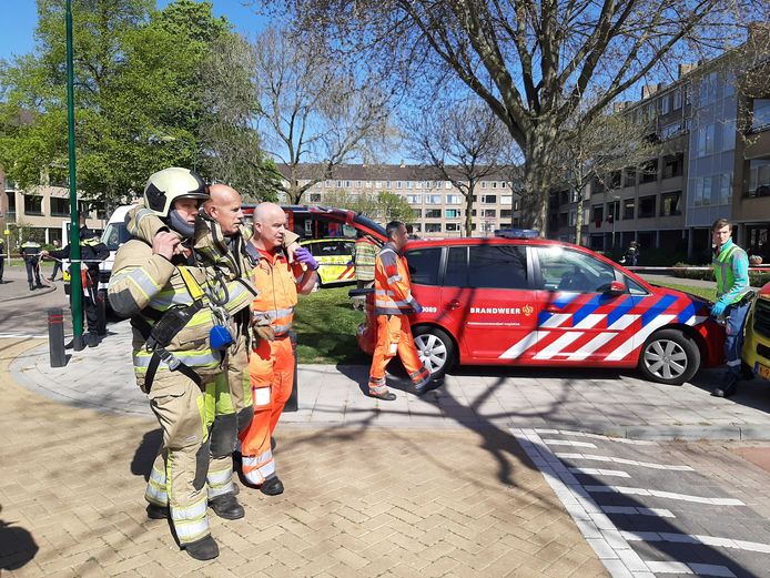 Een brandweerman wordt weggedragen door zijn collega's.