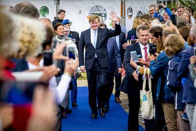 Koninklijke familie kind aan huis op campus van Wageningen