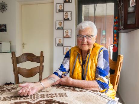 Haar vriendinnen weten het nog niet, maar Co laat op 93-jarige leeftijd voor het eerst een tattoo zetten
