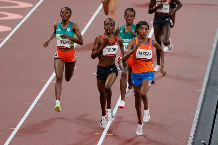 De Nederlandse Sifan Hassan snelt naar goud op de 5.000 meter tijdens de Spelen van Tokio. Beeld Photo News