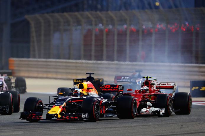 De Red Bull van Daniel Ricciardo met daarachter de Ferrari van Kimi Raikkonen.