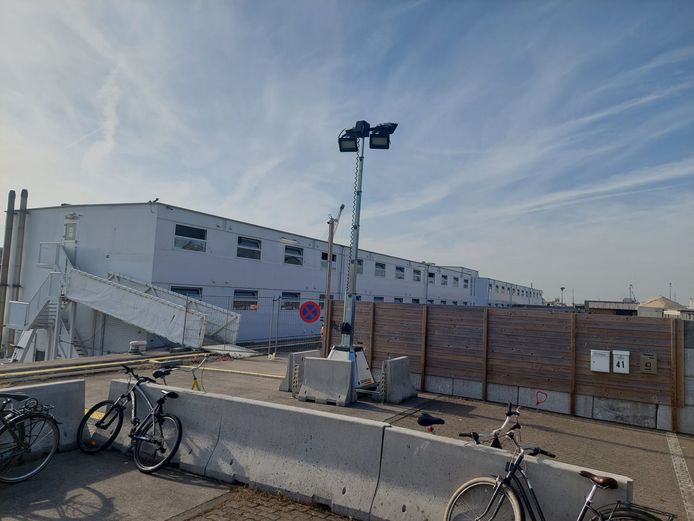 De vluchtelingenboot aan de Rigakaai in Gent.