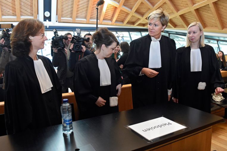 Advocaat Eline Tritsmans (links), die Jan Fabre verdedigt, en advocaat Christine Mussche (tweede van rechts), die de dansers van Troubleyn vertegenwoordigt. Beeld Photo News