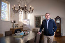 Theo Hendriks, directeur van waterstofbedrijf HyMove. Zijn bedrijf zit in Arnhem, maar zijn kantoor (ook vaak vergaderlocatie) is in Hoenderloo. Daar woont hij in een voormalig kerkje.
