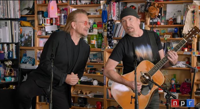 Bono (links) en The Edge tijdens hun Tiny Desk-concert voor de Amerikaanse radiozender NPR.