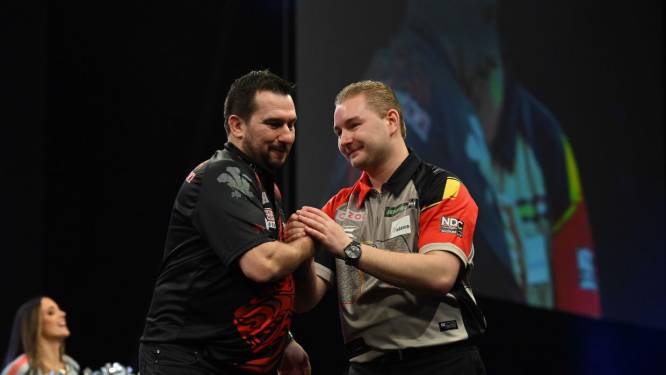 “Dit mag niet”:  Van den Bergh top tegen Dobey maar dan ondermaats tegen Clayton (2-6), die finale verliest van Van Gerwen