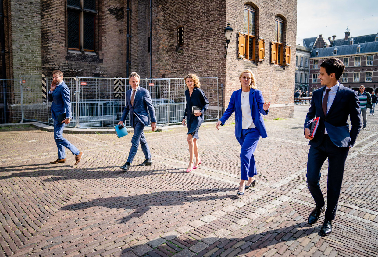 Van links naar rechts: Steven van Weyenberg (D66), Mark Harbers (VVD), Sophie Hermans (VVD), Sigrid Kaag (D66) en Rob Jetten (D66) na afloop van hun gesprek met informateur Mariette Hamer. Beeld ANP