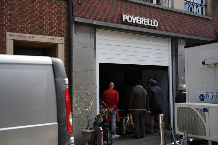 Mensen staan in de rij bij armoede-organisatie Poverello in Leuven.  Beeld Vertommen