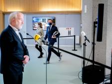 Kabinet vreest omikron: ‘Denkbaar dat volgende week al strengere coronamaatregelen nodig zijn’