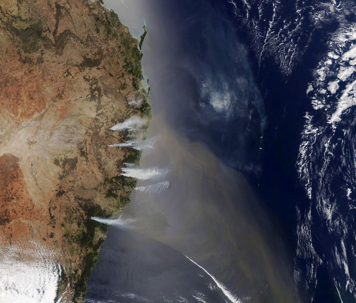 Een NASA-satellietfoto van de verwoestende bosbranden nabij de kust van New South Wales, Australië.