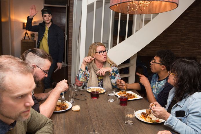 Yolanda aan het hoofd van de tafel tijdens het gezamenlijke avondeten.