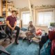 De buitenlandse student slaapt, terwijl het academisch jaar begint, op een luchtbedje in de werkkamer van een ander