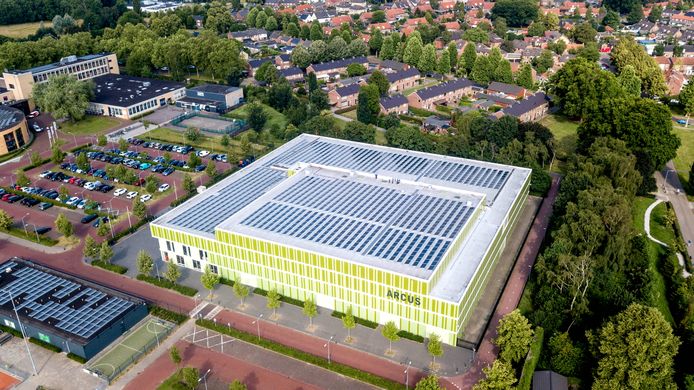 In Wijchen ligt sporthal Arcus vol zonnepanelen.