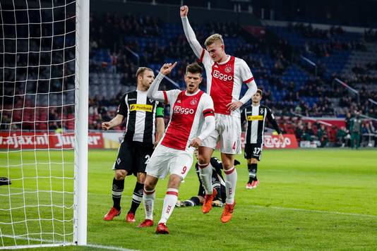 Klaas-Jan Huntelaar en Matthijs de Ligt vieren de 1-0.