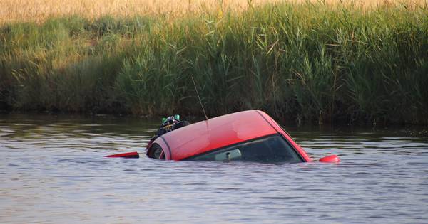 Auto in het water bij Ellemeet