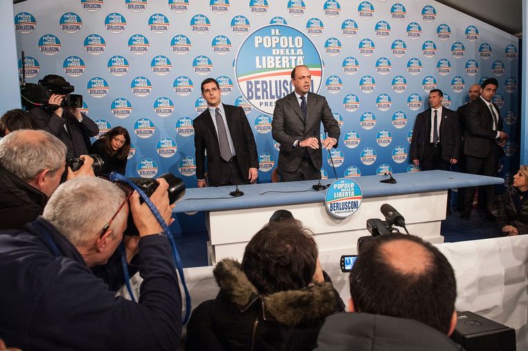 Media verdringen zich rondom de secretaris van Berlusconi's PDL, die bekend gaat maken dat het rechtse blok geen vertrouwen heeft in een vannacht gepubliceerde uitslag. Beeld getty