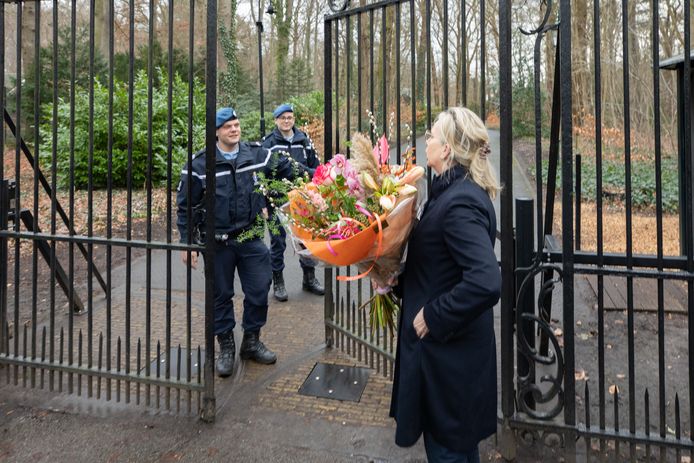 Buurvrouw Mariette van Oosterom was haar ID vergeten en moest terug voor ze haar bloemen af kon geven bij het paleis.