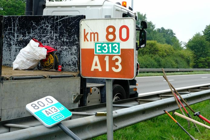 Het eerste nieuwe kilometerpaaltje staat er: 