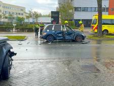Vrouw gewond bij stevige botsing in Apeldoorn: twee auto’s flink in de kreukels