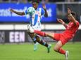 Julio Pleguezuelo grijpt in voordat Heerenveen-speler Che Nunnely kan doorbreken.
