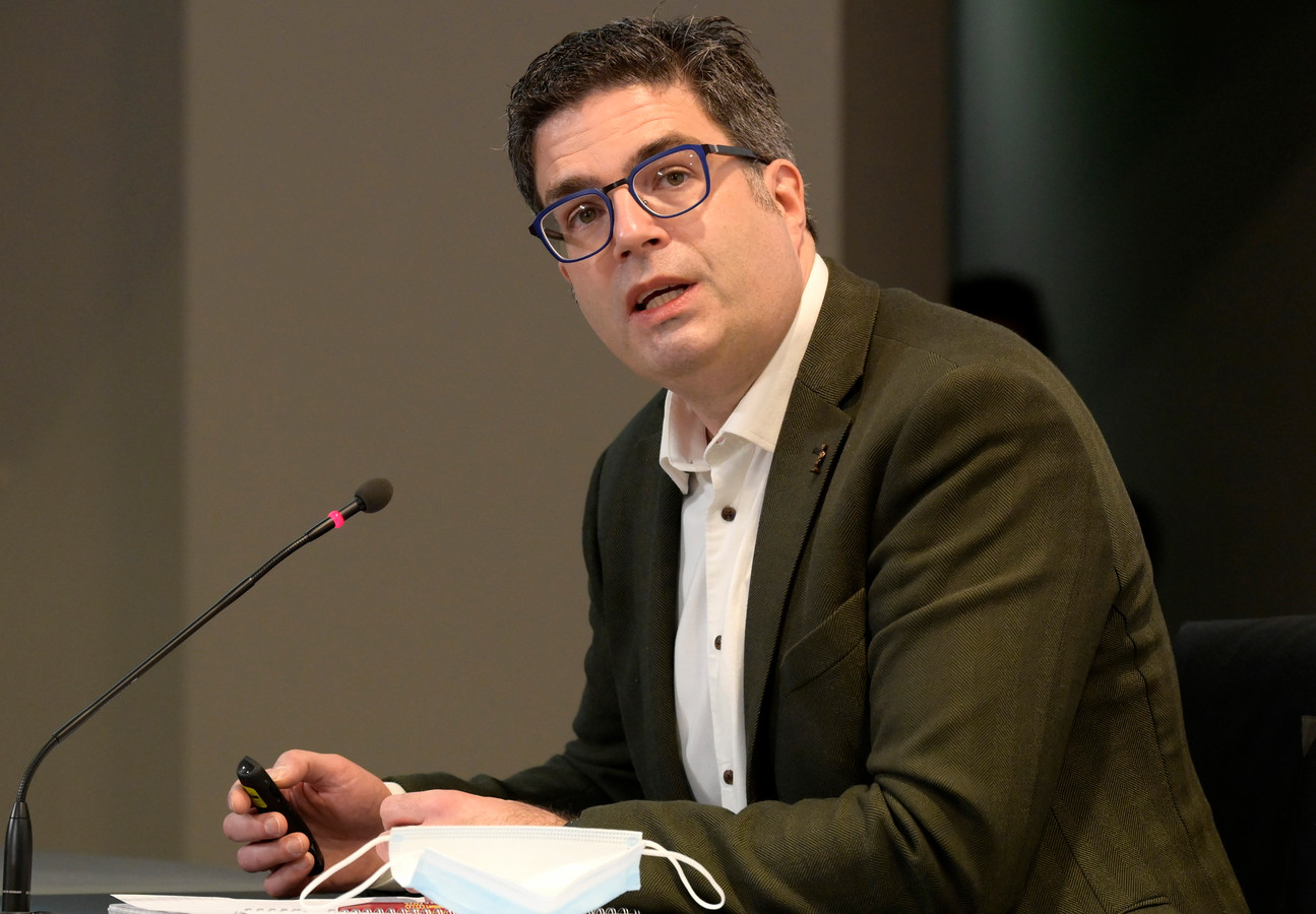 Steven Van Gucht “Er liggen voor komende weken twee grote scenario’s