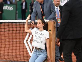 Klimaatactiviste ketent zichzelf vast aan net tijdens halve finale op Roland Garros