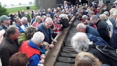 Na 1700 jaar ziet kano uit de Maas weer het zonlicht