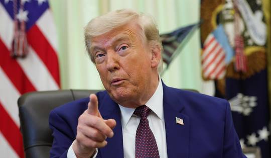 ▶ Trump niet in stadion bij wedstrijd VS, wel aan de lijn: ‘Ik wilde even zeggen dat u een fantastische man en een fantastische coach bent’