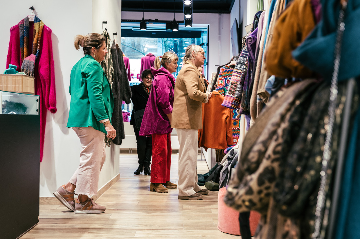 Mensen winkelen tijdens de solden in een kledingzaak op de Meir in Antwerpen.  Beeld Tine Schoemaker