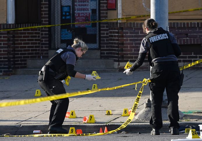 De politie is aan het werk op de plek waar de schietpartij plaatsvond.