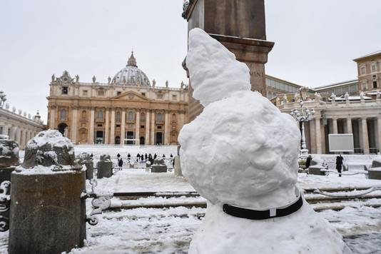 Een sneeuwkardinaal op het Sint-Pietersplein in Vaticaanstad.