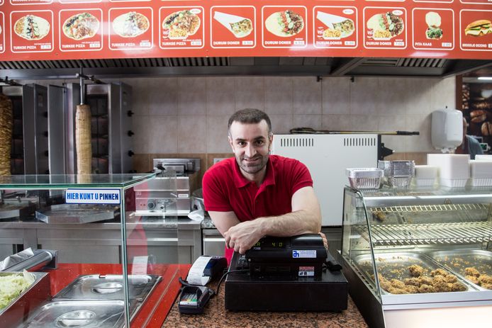 Ook de medewerker van de shoarma-zaak werd op de foto gezet.