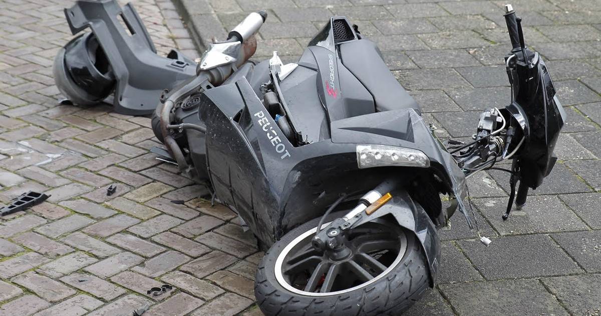 Scooter verliest achterwiel bij botsing tegen auto in Oosterhout