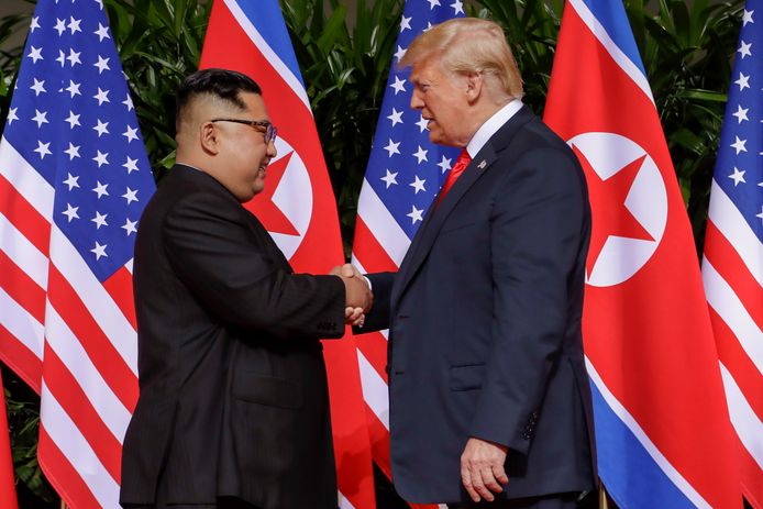 Deze 'handshake' mag met recht historisch genoemd worden: het is de eerste keer in de geschiedenis dat een zittende Amerikaanse president en een Noord-Koreaanse leider elkaar ontmoeten.