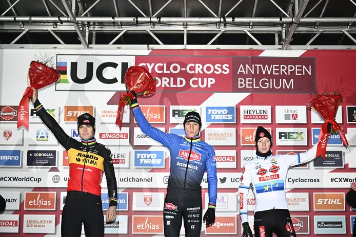 Wout van Aert (l), Mathieu van der Poel en Michael Vanthourenhout (r) op het podium.