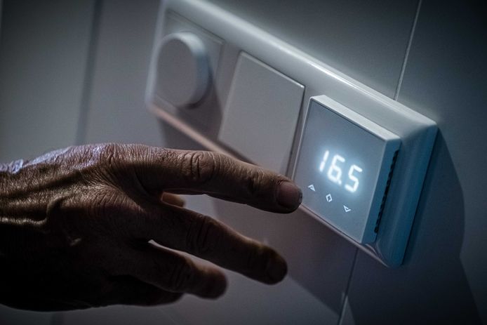 Thermostaat in een woning wordt lager gezet om de energielasten te drukken. De Europese prijzen voor aardgas en stroom stijgen naar recordhoogtes.