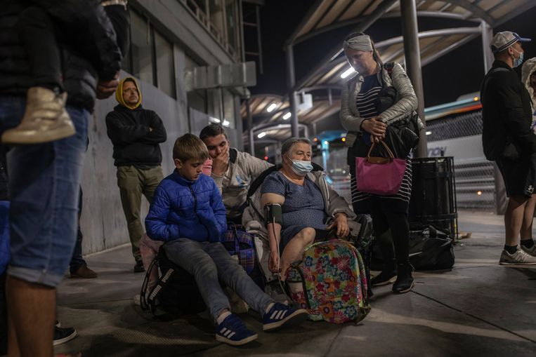 De Oekraïense familie Ostapenko wacht bij de grensovergang San Ysidro bij Tijuana om toegelaten te worden tot de VS.   Beeld Felix Marquez voor de Volkskrant