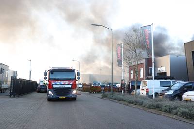 Grote industriebrand in Ravenstein, brandweer probeert uitbreiding te voorkomen