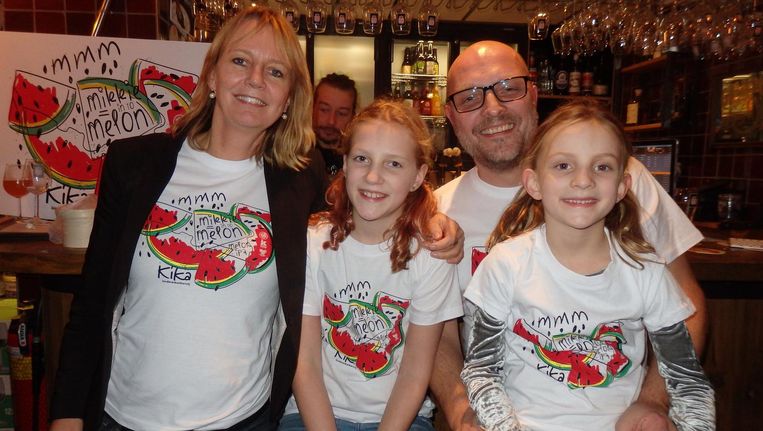 Kim, Roos, Peter en Mikkie van der Arend. Vader Peter laat jaarlijks een bier brouwen, waarvan de hele omzet naar Kika gaat Beeld Schuim