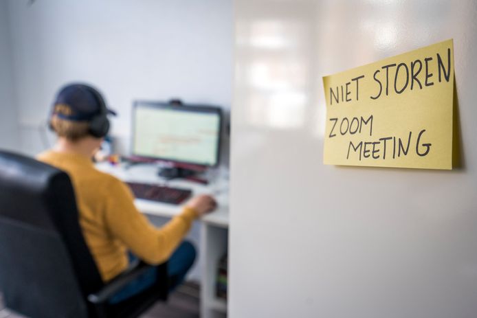 Een werknemer werkt in een werkkamertje vanuit huis tijdens de lockdown. Thuiswerken is vanaf het begin van de coronapandemie een van de belangrijkste maatregelen.