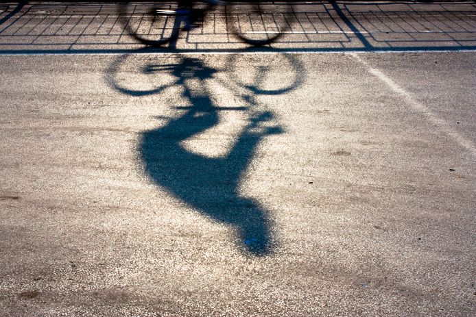 De politie zoekt een wielrenner in Rosmalen, die een fietser met een zware hersenschudding achterliet.