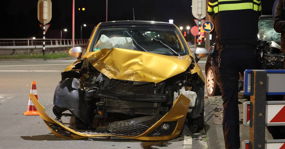 Forse schade bij botsing met twee autos op Megensebaan in Oss.